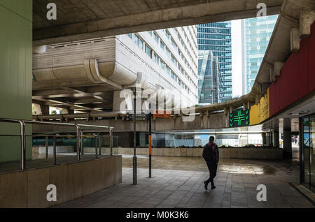 Courbevoie, Hauts-de-Seine, Francia - 28 Aprile 2017: la visione 80 edifici residenziali in Paris-La distretto di difesa sono su palafitte, consentendo pede Foto Stock