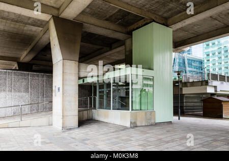 Ingresso di un calcestruzzo edificio residenziale di Parigi nel quartiere degli affari La Defense con rampa di accesso per sedia a rotelle e ascensore. Foto Stock