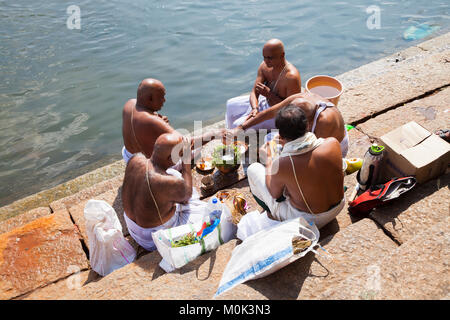 India, Karnataka, Srirangapatna, definitivo addio rituali a Sangam Ghat sull isola Srirangapatna Foto Stock