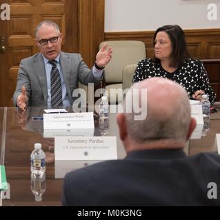 Stati Uniti Agenzia per la Protezione Ambientale (EPA) Amministratore Scott Pruitt parla con gli Stati Uniti Il segretario per l'agricoltura Sonny Perdue durante una riunione presso la sede USDA Gennaio 17, 2018 a Washington, DC. Foto Stock