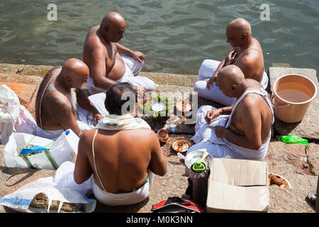 India, Karnataka, Srirangapatna, definitivo addio rituali a Sangam Ghat sull isola Srirangapatna Foto Stock