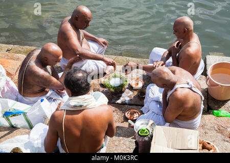 India, Karnataka, Srirangapatna, definitivo addio rituali a Sangam Ghat sull isola Srirangapatna Foto Stock