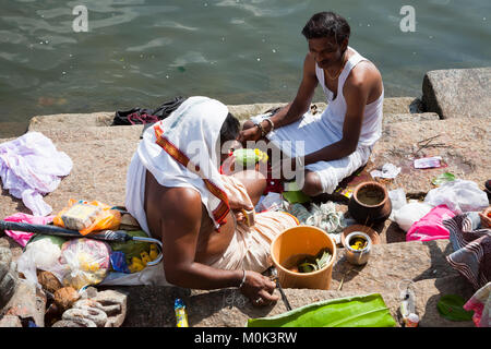 India, Karnataka, Srirangapatna, definitivo addio rituali a Sangam Ghat sull isola Srirangapatna Foto Stock