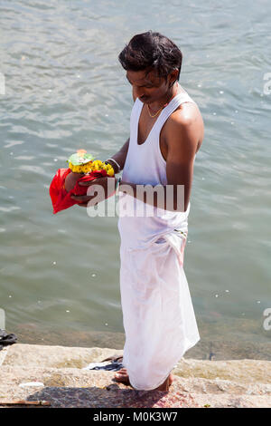 India, Karnataka, Srirangapatna, definitivo addio rituali a Sangam Ghat sull isola Srirangapatna Foto Stock