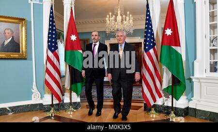 Ministro giordano degli Affari Esteri Ayman Safadi (sinistra) soddisfa con U.S. Il segretario di Stato Rex Tillerson presso l'U.S. Dipartimento di Stato 18 gennaio 2018 a Washington, DC. Foto Stock