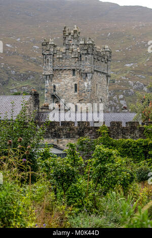 Situato nel Parco nazionale di Glenveagh, Glenveagh Castello è un Irish National Treasure. Foto Stock