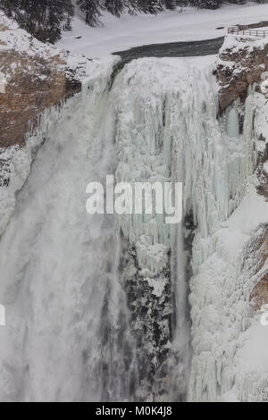 Le cascate Inferiori cascata è ghiacciato durante l inverno al Parco Nazionale di Yellowstone Dicembre 27, 2017 in Wyoming. Foto Stock