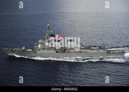 Gli Stati Uniti Navy Arleigh Burke-class guidato-missile destroyer USS Winston Churchill cuoce a vapore in corso al 23 settembre 2014 nell'Oceano Atlantico. Foto Stock