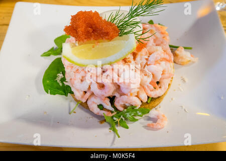 Tradizionale svedese sandwich di gamberi serviti a Göteborg Foto Stock