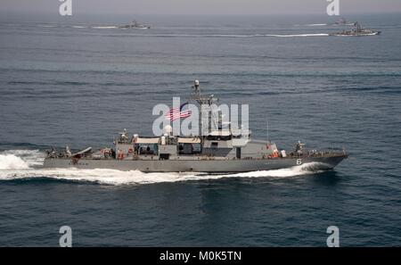 Gli Stati Uniti Navy ciclone-class pattugliamento costiero nave USS Sirocco cuoce a vapore in corso Aprile 8, 2014 nel Golfo Arabico. Foto Stock