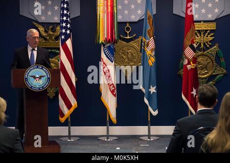 Stati Uniti Il Segretario della Difesa James Mattis parla prima giura formalmente NEGLI STATI UNITI Segretario dell esercito Mark Esper al Pentagono Gennaio 5, 2018 a Washington, DC. Foto Stock