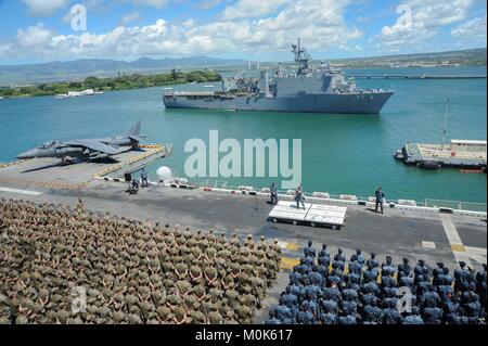 Stati Uniti Pacifico Comando Commander Harry Harris parla ai soldati degli Stati Uniti mentre gli Stati Uniti Navy Whidbey Island-classe dock anfibio sbarco nave USS Comstock arriva alla base comune Harbor-Hickam perla 1 maggio 2017 nel porto di perla, Hawaii. Foto Stock