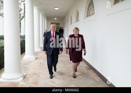 Stati Uniti Presidente Donald Trump (sinistra) e del Primo Ministro norvegese Erna Solberg a piedi lungo il White House Colonnade Gennaio 10, 2018 a Washington, DC. Foto Stock