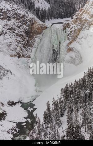 Le cascate Inferiori cascata è ghiacciato durante l inverno al Parco Nazionale di Yellowstone Dicembre 27, 2017 in Wyoming. Foto Stock