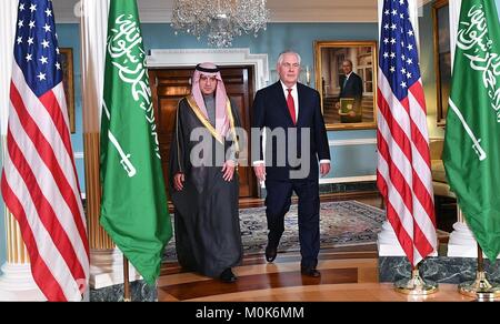 Saudi Arabian Ministro degli Esteri Adel al-Jubeir (sinistra) soddisfa con U.S. Il segretario di Stato Rex Tillerson presso l'U.S. Dipartimento di Stato 12 gennaio 2018 a Washington, DC. Foto Stock
