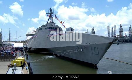 Gli Stati Uniti Navy indipendenza-class Littoral Combat Ship USS Gabrielle Giffords siede al Porto di Galveston Pier 21 durante la sua cerimonia di messa in esercizio il 10 giugno 2017 in Galveston, Texas. Foto Stock