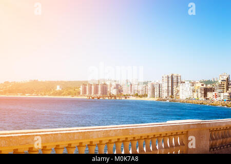 Argine a Vina del Mar, Cile con edifici di distanza Foto Stock