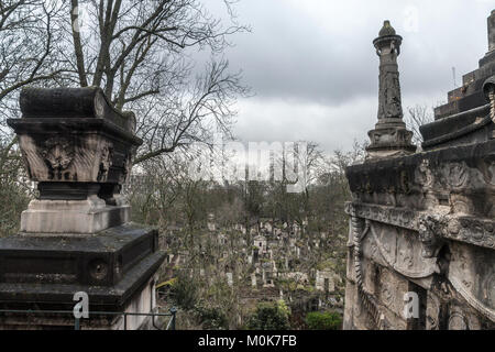 Tombe a partire dal xix secolo nel cimitero di Pere Lachaise di Parigi, Francia, durante un freddo inverno nuvoloso nel pomeriggio. Cimitero di Pere Lachaise è il più grande Foto Stock