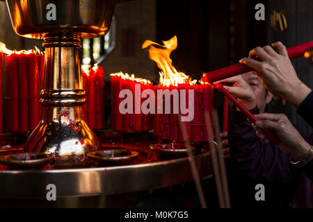 Persone accendendo candele a un tempio in Taipei, Taiwan Foto Stock