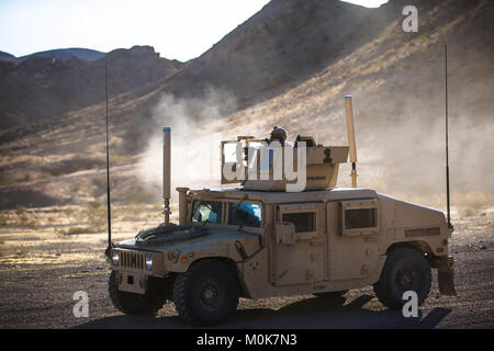 Lancia Cpl. Charles Wohlers, 1° LE artigliere, Marina Wing Support Squadron 371, incendi un M240 Bravo durante il fuoco motorizzato e movimento Esercizio Esercizio su serie 114, al Marine Corps Air Ground Centro di combattimento, ventinove Palms, California, Gennaio 18, 2018 come una parte di formazione integrata esercizio 2-18. Foto Stock