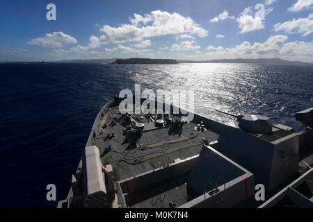 Il trasporto anfibio dock nave USS San Diego (LPD 22) arriva in Guam per una porta programmata visita. San Diego, parte dell'America anfibio gruppo pronto, con avviato xv MEU, è operativo in Indo-Asia-regione del Pacifico per rafforzare i partenariati e servire come una pronta risposta in vigore per qualsiasi tipo di emergenza. Foto Stock