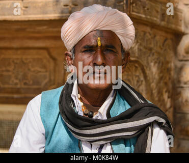 Un uomo nella sua white turbanti di Rajasthan, India Foto Stock