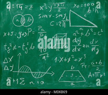 Formule matematiche e indicazioni su una lavagna Foto Stock