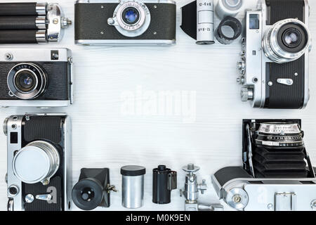 Classico le macchine fotografiche, attrezzature e accessori in bianco sullo sfondo di legno vista superiore Foto Stock