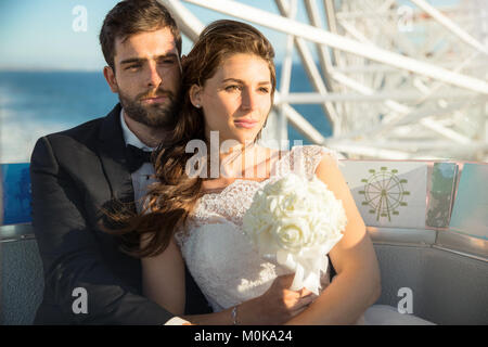 Bellissima splendido ritratto del modello di sposa e lo sposo appena sposato elegante azienda ogni altro Foto Stock