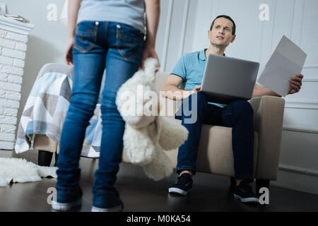 Preoccupato uomo al lavoro e non avendo il tempo sulla riproduzione Foto Stock