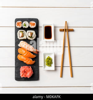 Set di sushi giapponese su bianco tavolo in legno Foto Stock