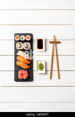 Set di sushi giapponese su bianco tavolo in legno Foto Stock