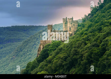 Il castello di Rheinstein, costruito nel XIV secolo, si trova vicino alla città di Trechtingshausen, Germania. Foto Stock