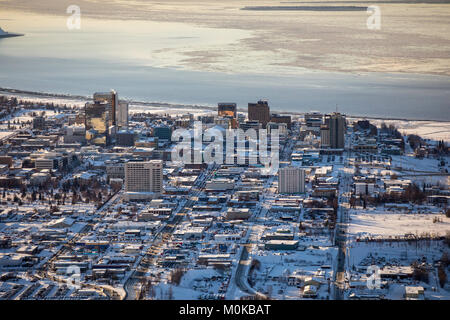 Vista aerea di 3 °, 4 °, 5 ° e 6 viali che corrono ovest verso l'oceano attraverso il centro di Anchorage, ghiaccio di mare su Cook Inlet in background, ... Foto Stock