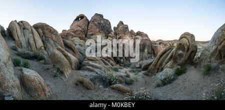 Panoramica della Alabama Hills dopo il tramonto; California, Stati Uniti d'America Foto Stock