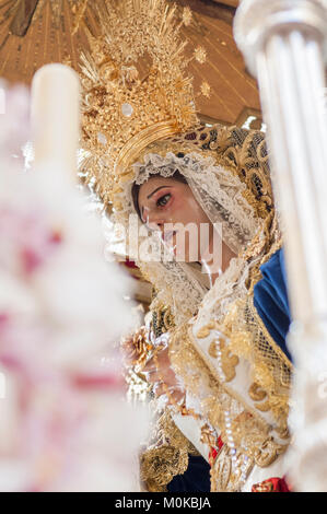 Il galleggiante del Pallio di fratellanza di 'San Esteban' lasciando in processione della sua chiesa il Martedì santo. Foto Stock