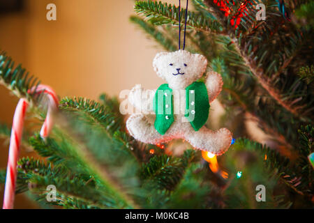 Cucito a mano orsacchiotto ornamento di Natale appeso a un albero di Natale; Waco, Texas, Stati Uniti d'America Foto Stock