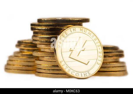 Close up golden litecoin davanti a una pila di golden monete metalliche isolate su sfondo bianco Foto Stock