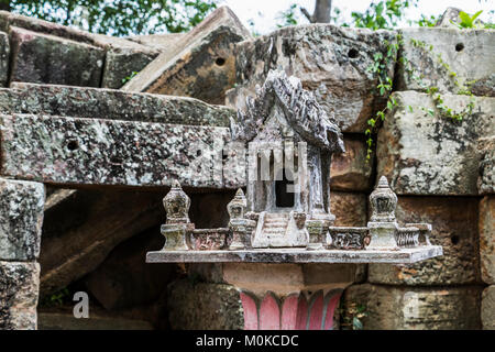 Casa degli Spiriti dagli antichi Angkorian tempio di Wat Ek Phnom; Battambang, Cambogia Foto Stock