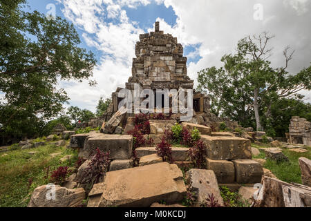 Torre centrale dell'antica Angkorian tempio di Wat Ek Phnom; Battambang, Cambogia Foto Stock