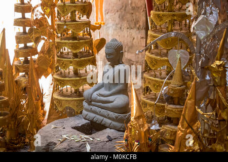 Santuario buddista all'interno di una torre di Prasat Puon Yeah, il gruppo sud, Sambor Prei Kuk; Kompong Thom, Cambogia Foto Stock