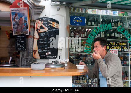 Tapas ristorante situato vicino alla famosa mer du Nord, Bruxelles, Belgio. Chiunque si accosta a questa barra di acciaio inossidabile con stufe a gas, permanente per Foto Stock