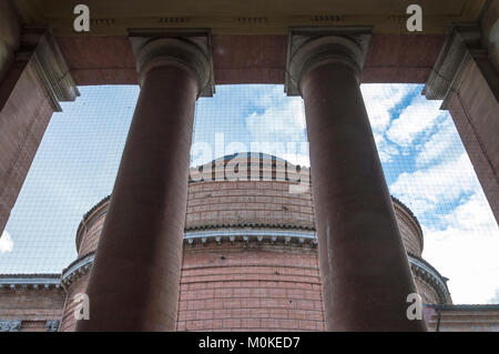 Dettagli architettonici di colonne di materiale lapideo. Sfondo con una grande cupola. Foto Stock