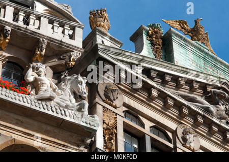 Eagle scultura su una gilda house, Grote Markt, Grand Place, Sito Patrimonio Mondiale dell'UNESCO, Bruxelles, la regione di Bruxelles, Belgio Foto Stock