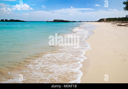 Bermuda beach con stampe del piede lungo il mare turchese acqua in Long Bay, rame Isola della Riserva Naturale, sotto il cielo blu e nuvole bianche Foto Stock