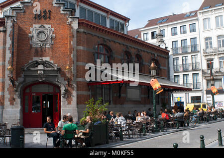 Molti bar e ristoranti a la Place Saint Gery (Saint Gery Square) centro storico di Bruxelles. Foto Stock