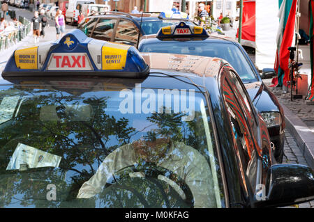 Segno luminoso di un Black Cab nella città di Bruxelles, Belgio Foto Stock