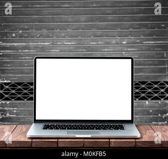 Laptop moderno con vuoto sullo schermo bianco su un tavolo di legno contro il vecchio sfondo in metallo Foto Stock