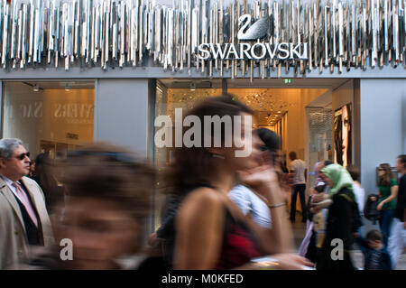 Segno di Swarovski con il logo del cigno sul negozio a Bruxelles, Belgio. Rue Neuve, New Street, Bruxelles, Belgio. Area commerciale. Foto Stock