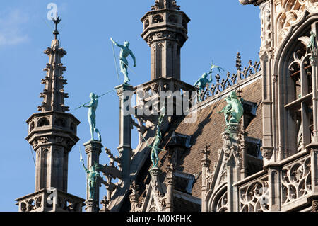 Ornamenti di statue di Maison du Roi o la Reggia Palazzo sulla Grand Place di Bruxelles in Belgio Foto Stock